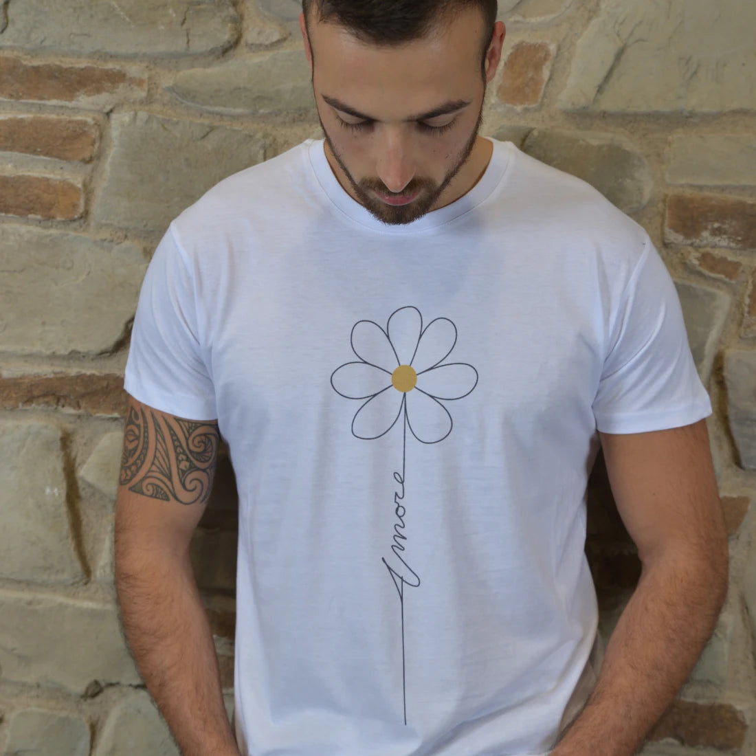 T shirt Amore indossa il potere di una parola universale Binove