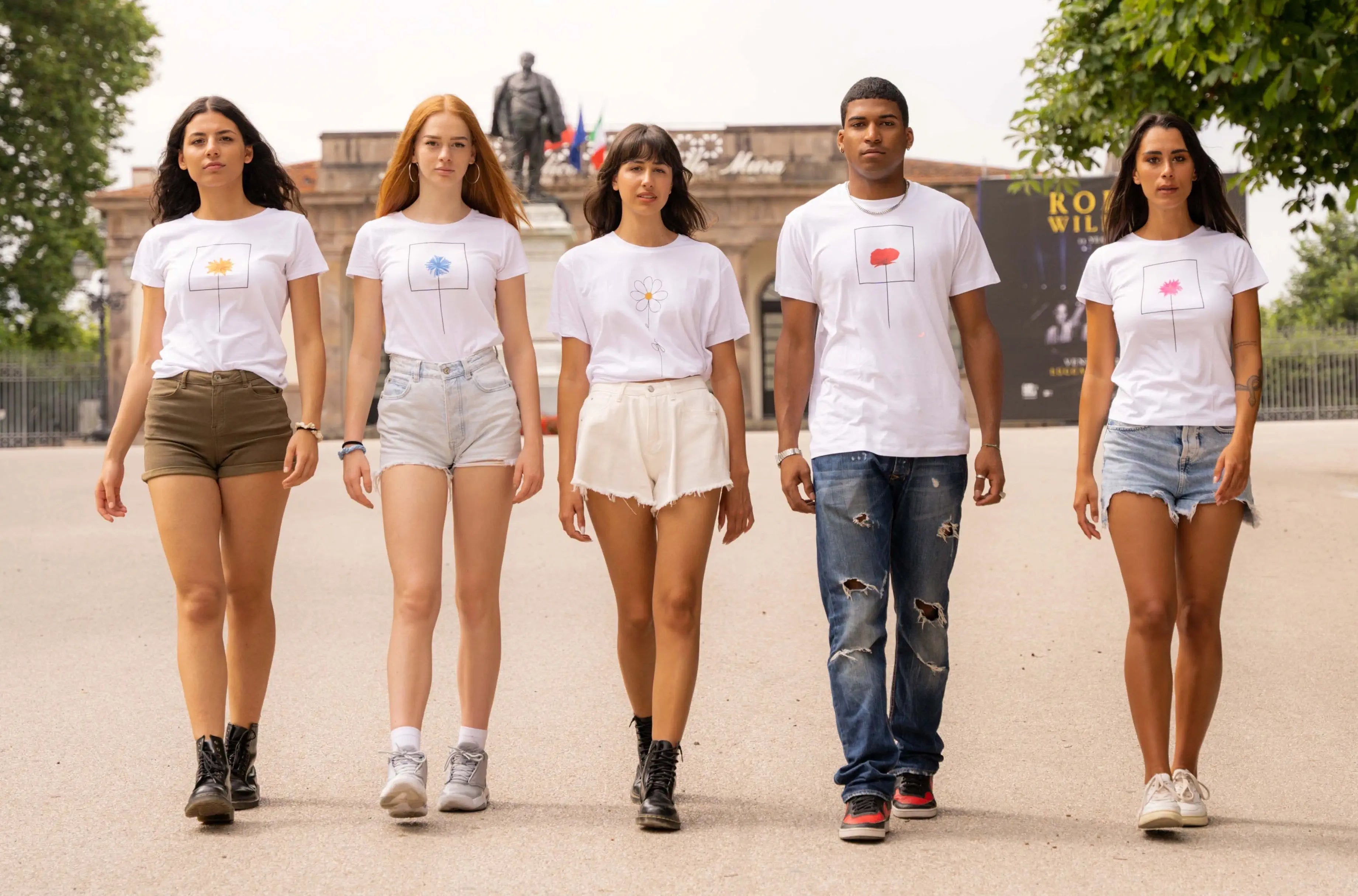 Un gruppo di ragazzi che vestono t-shirt in cotone organico decorato da Binove