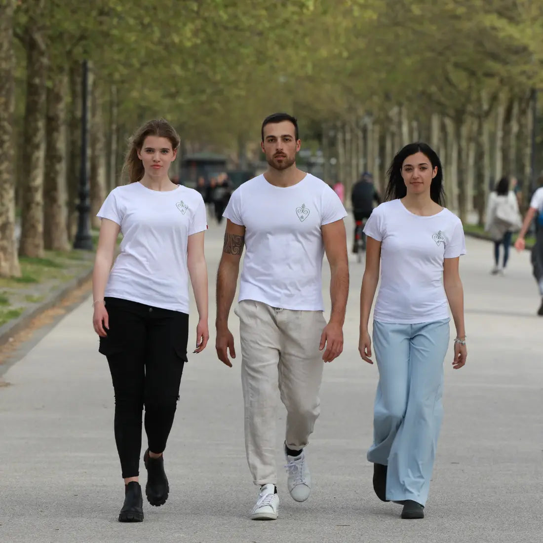 Tre modelli camminano per Lucca con la t-shirt "Italia"