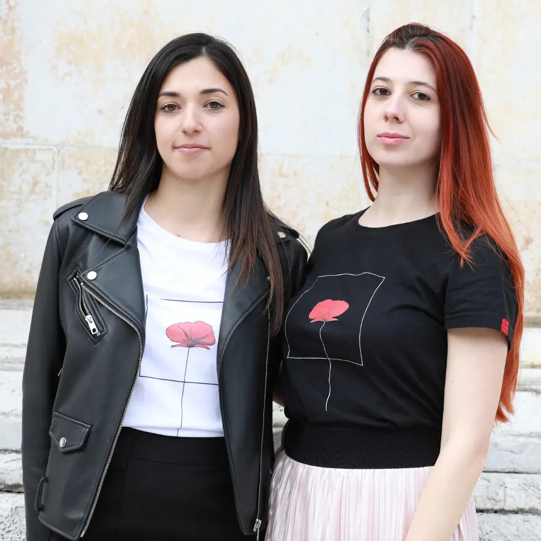 Due ragazze che portano le tshirt Papavero rosso